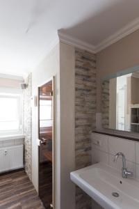 uma casa de banho com um lavatório e um espelho em Landhaus Heinrichs Willingen em Willingen