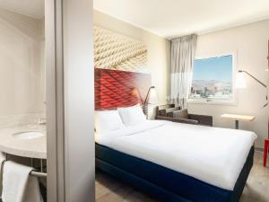 卡拉马ibis Calama的带床和水槽的酒店房间