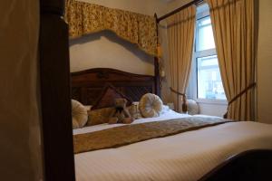 A bed or beds in a room at Richard III Hotel 