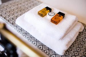 伯恩茅斯华盛顿别墅酒店的两瓶肥皂坐在白色毛巾上 更多37张照片
