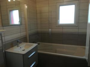 ein Badezimmer mit Waschbecken und Badewanne in der Unterkunft B&B Marianne-Jacky Lemans in Montbizot + 12 Fotos