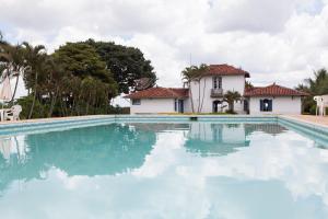 a swimming pool in front of a house at VOA Mirante Do Café in Santo Antônio do Leite