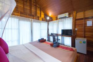 TV a/nebo společenská místnost v ubytování Thiwson Beach Resort - SHA Extra Plus
