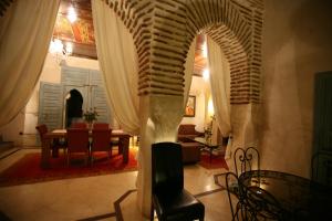 O zonă de relaxare la Riad et Spa Misria Les Orangers