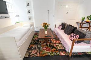 - un salon avec un canapé et une table dans l'établissement Premium Apartment beim Belvedere, à Vienne