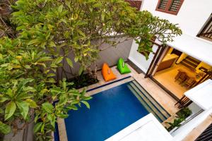 een uitzicht over een zwembad in een huis met bomen bij Villa Chandra - 3 Bedroom Villa with Private Pool in Seminyak