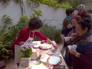 un grupo de personas de pie alrededor de una mesa con un pastel en Su Livariu en Siamaggiore