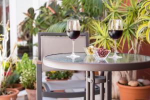 zwei Gläser Wein auf einem Tisch auf einer Terrasse in der Unterkunft Hotel Casbah in El Puig