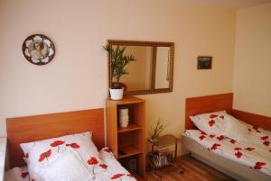 a bedroom with two beds and a mirror at Mieszkanie w Centrum in Gdynia