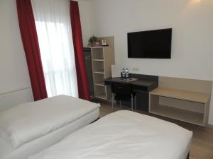 TV a/nebo společenská místnost v ubytování AVIA Motel Bisamberg