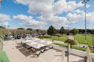 una vista de un parque con gente sentada en las mesas en Lisbon Belém Guesthouse, en Lisboa