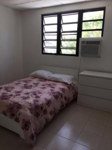 เตียงในห้องที่ Newly Furnished 3 Bedroom Apartment 1 Bath in Hato Rey San Juan Puerto Rico