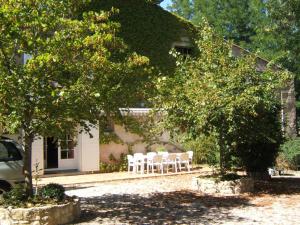 a house with white chairs in front of it at Gites Domaine d'En Baleux in Labruguière