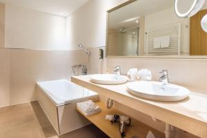 Koupelna v ubytování Hotel Walserberg + 37 fotografií