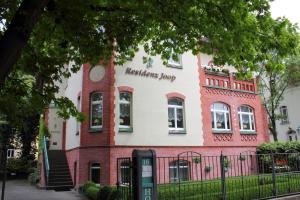 un edificio con un parquímetro delante de él en Hotel Residenz Joop, en Magdeburgo