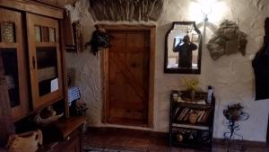 ストロニエ・シロンスキエにあるChata Andreasaの木製のドアと鏡が備わる部屋