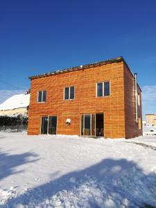 un edificio di mattoni con neve di fronte di Maison ecologique en paille a La Chapelle-Enchérie