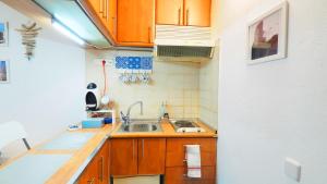 Calafat Apartment by Hello Homes Sitgesにあるキッチンまたは簡易キッチン