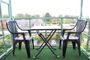 two chairs and a table on a balcony at Steiner Strandappartements Appartement 308 Süd- Landseite in Stein