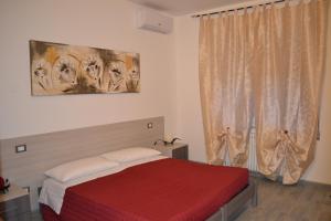 Un dormitorio con una cama roja y una ventana. en La Chance, en Ferrara
