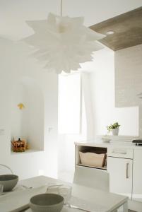 a white kitchen with a white ceiling at Casa de Baixo in Coimbra