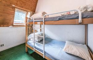 シャモニー・モンブランにあるResidence L'Aiguille - maeva Homeの窓付きの客室で、二段ベッド2台が備わります。
