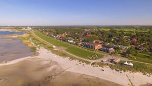 an aerial view of a beach with a resort at Steiner Strandappartements Appartement 201 Seeseite in Stein