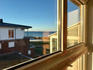 a window with a view of the ocean at Steiner Strandappartements Appartement 310 Südseite mit seitlichem Meerblick in Stein