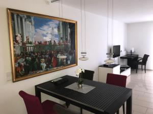 un comedor con una mesa y una pintura en la pared en Steiner Strandappartements Studio-Appartement 203 Seeseite, en Stein