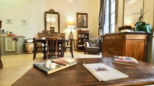 uma sala de estar com uma mesa e uma sala de jantar em Palais des Papes - Havre de Paix III em Avignon