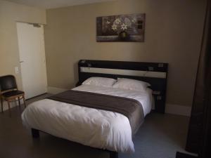 Postel nebo postele na pokoji v ubytování Logis Hotel des Bourbons
