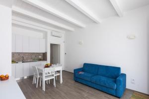 コンヴェルサーノにあるDimora Quattro Fontaneのリビングルーム(青いソファ、テーブル付)