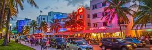 una concurrida calle de la ciudad con coches, personas y edificios en Beach Park Hotel, en Miami Beach