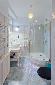 シュフィドニツァにあるバロコヴィ ザコンテクのバスルーム(バスタブ、シンク、シャワー付)