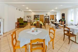 a dining room with tables and chairs and a room at Barokowy Zakątek in Świdnica