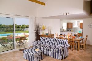 a living room with a couch and a table at Madame Vacances Les Villas de Fontenelles in LʼAiguillon-sur-Vie