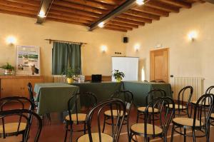 sala konferencyjna z zielonym stołem i krzesłami w obiekcie Tenuta Le Sorgive Agriturismo w mieście Solferino +37 zdjęć