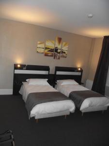 Postel nebo postele na pokoji v ubytování Logis Hotel des Bourbons