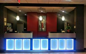 eine Lobby mit blauer Beleuchtung in einem Restaurant in der Unterkunft Best Western Plus Laredo Inn & Suites in Laredo