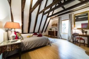 ein Schlafzimmer mit einem Bett und einem Schreibtisch mit einer Lampe in der Unterkunft Duplex Cité Médiévale Sarlat in Sarlat-la-Canéda