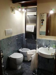 ein Badezimmer mit Toilette und Waschbecken in der Unterkunft La casa di Susanna in Viterbo