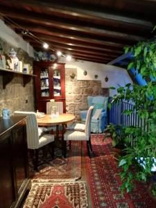 ein Esszimmer mit einem Tisch und Stühlen in einem Raum in der Unterkunft La casa di Susanna in Viterbo
