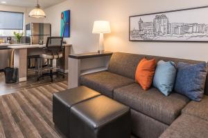 uma sala de estar com um sofá e uma secretária em Hyatt House Raleigh/Rdu/Brier Creek em Raleigh