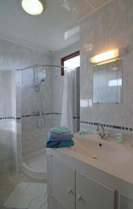 ein Badezimmer mit einem Waschbecken, einer Dusche und einer Badewanne in der Unterkunft La Halte de Segondignac in Saint-Germain-dʼEsteuil