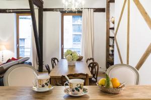 ein Esszimmer mit einem Tisch und Stühlen mit Obst darauf in der Unterkunft Duplex Cité Médiévale Sarlat in Sarlat-la-Canéda