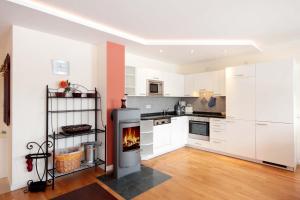 Kuchyň nebo kuchyňský kout v ubytování Villa Daphne & Danae by Rujana