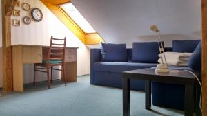 ゼープニッツにあるFerienwohnung Glaserのリビングルーム(青いソファ、テーブル付)