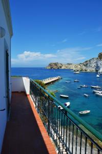 einen Balkon mit Blick auf einen Wasserkörper mit Booten in der Unterkunft Maridea - Donatino a Mare in Ponza