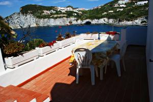 einen Tisch und Stühle auf einem Balkon mit Meerblick in der Unterkunft Maridea - Donatino a Mare in Ponza