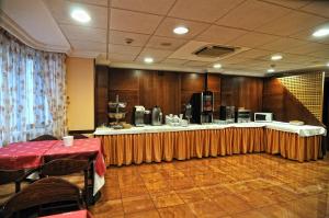 a long table in a room with aasteryasteryasteryasteryasteryasteryasteryastery at Hotel Alisi in Aranda de Duero